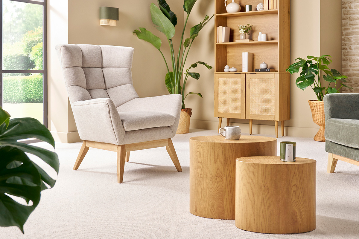 Silln nrdico efecto aterciopelado natural con patas de madera BRODY