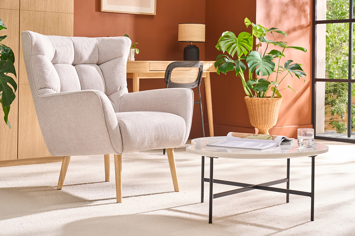 Silln nrdico efecto terciopelo beige y madera AVERY