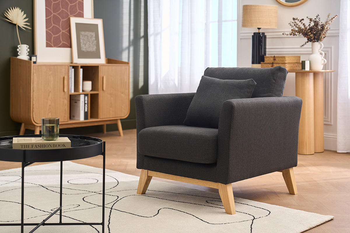 Sill�n escandinavo gris oscuro y madera clara OSLO, vista de tres cuartos en un sal�n.