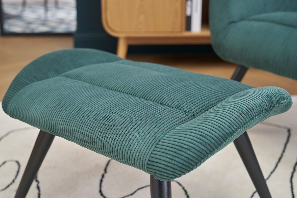 Reposapi�s de pana verde con patas de metal negro, vista de cerca.