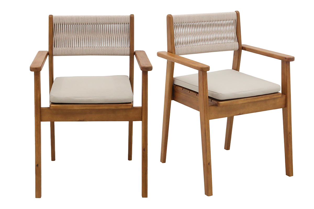 Dos sillones de jard�n en madera maciza con cuerda trenzada y cojines beige, vista frontal.