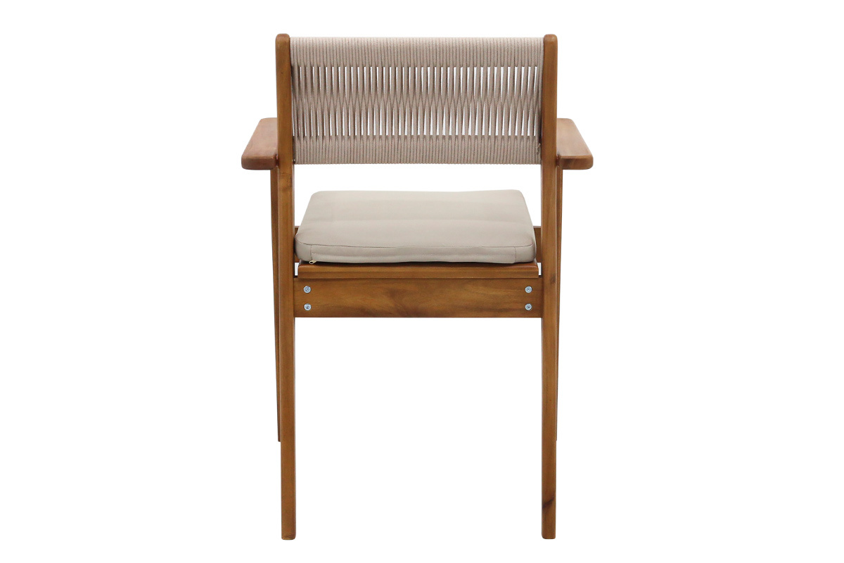 Silla de jard�n de madera y cuerda trenzada con coj�n beige, vista desde atr�s.