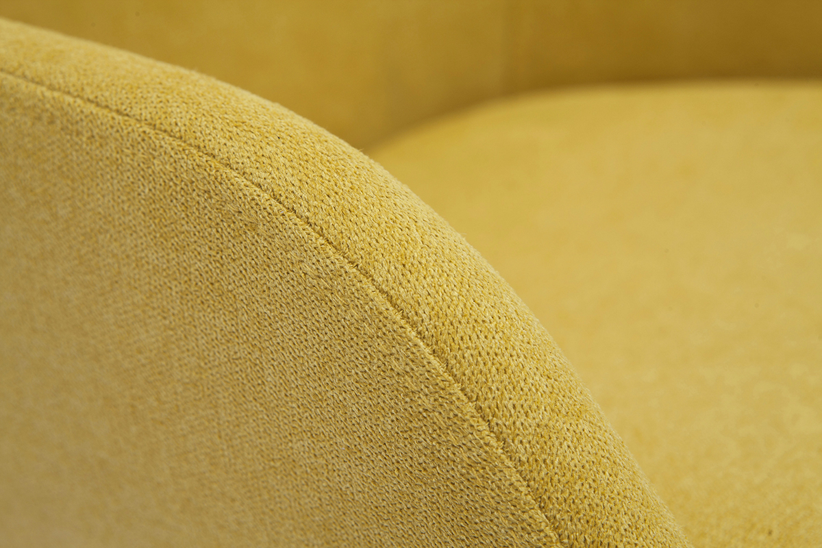Sillones escandinavos de tela efecto terciopelo amarillo mostaza y madera maciza clara (lote de 2) HOLO