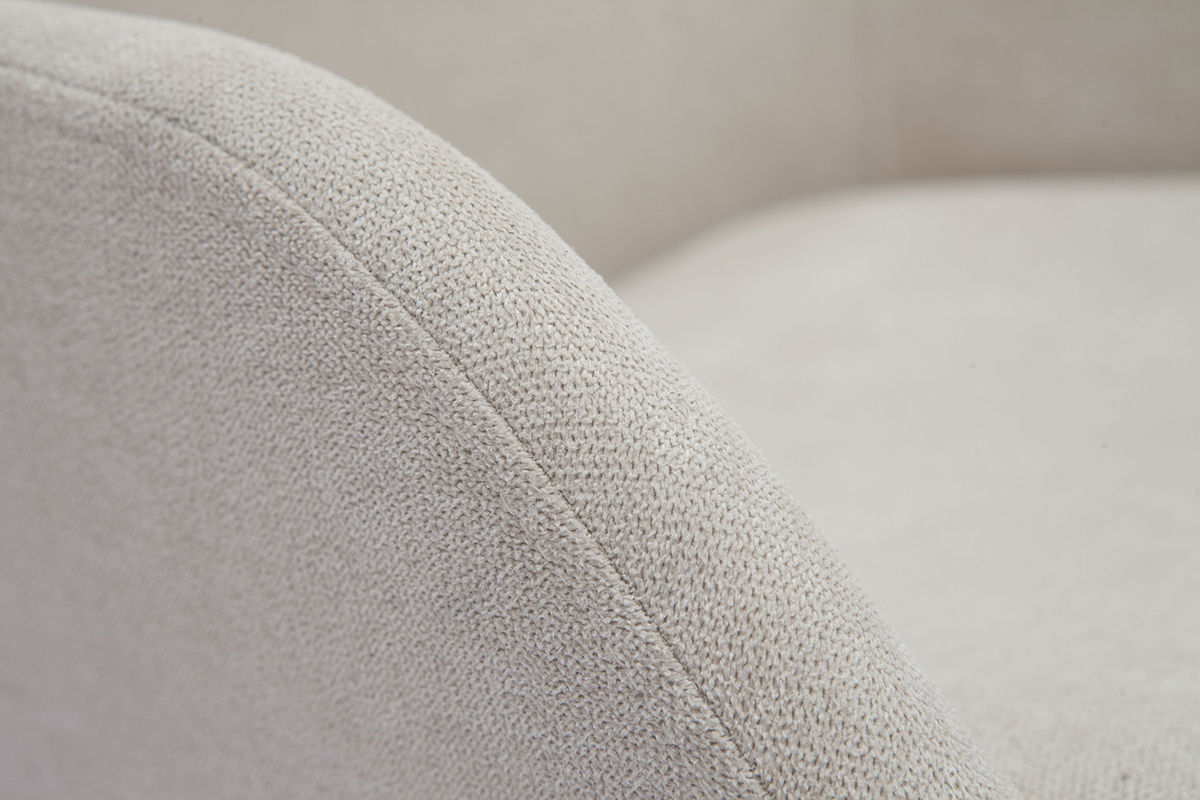 Primer plano de tela con efecto terciopelo beige de un sill�n escandinavo.