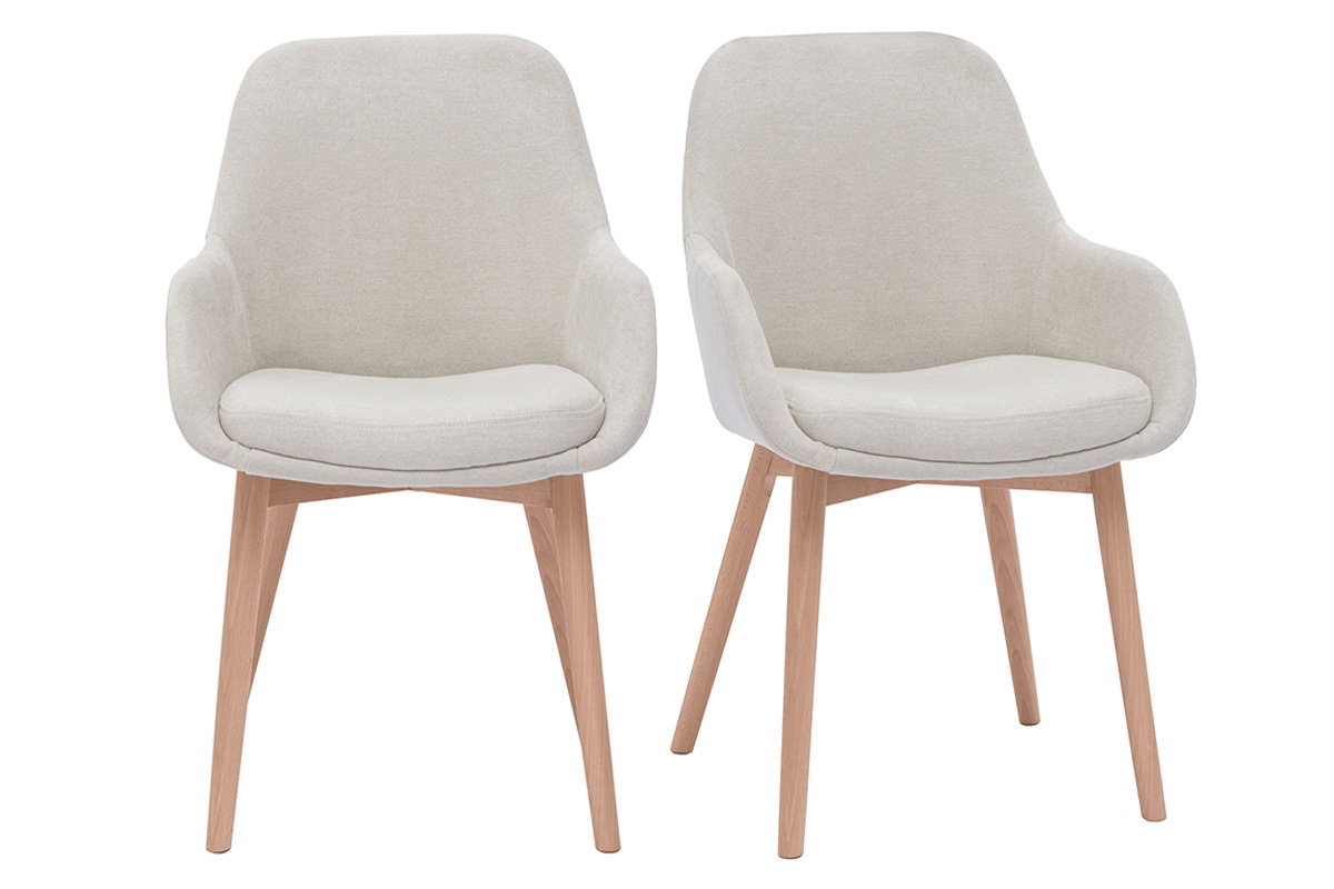 Dos sillones escandinavos de tela beige con patas de madera clara, vista frontal.