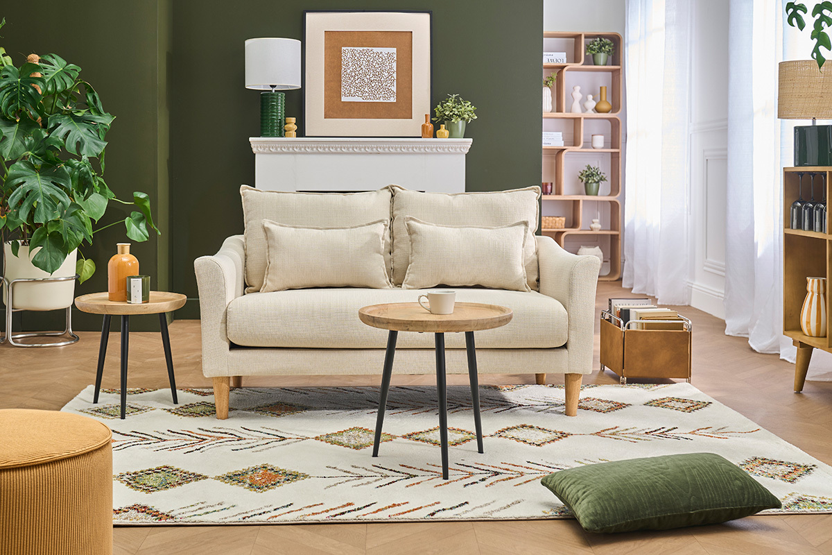 Sof� escandinavo de 2 plazas KATE en tejido beige, con cojines, en una sala moderna.