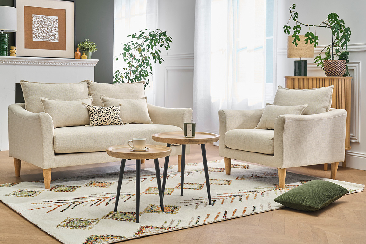 Sof� escandinavo de 2 plazas beige KATE con cojines, visto en tres cuartos en una sala