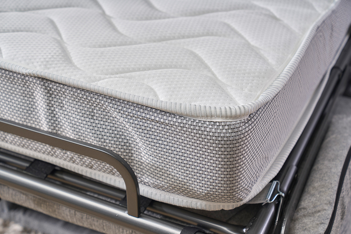 Colch�n grueso de 18 cm del sof� convertible GOYA, vista en primer plano desde arriba y los bordes.