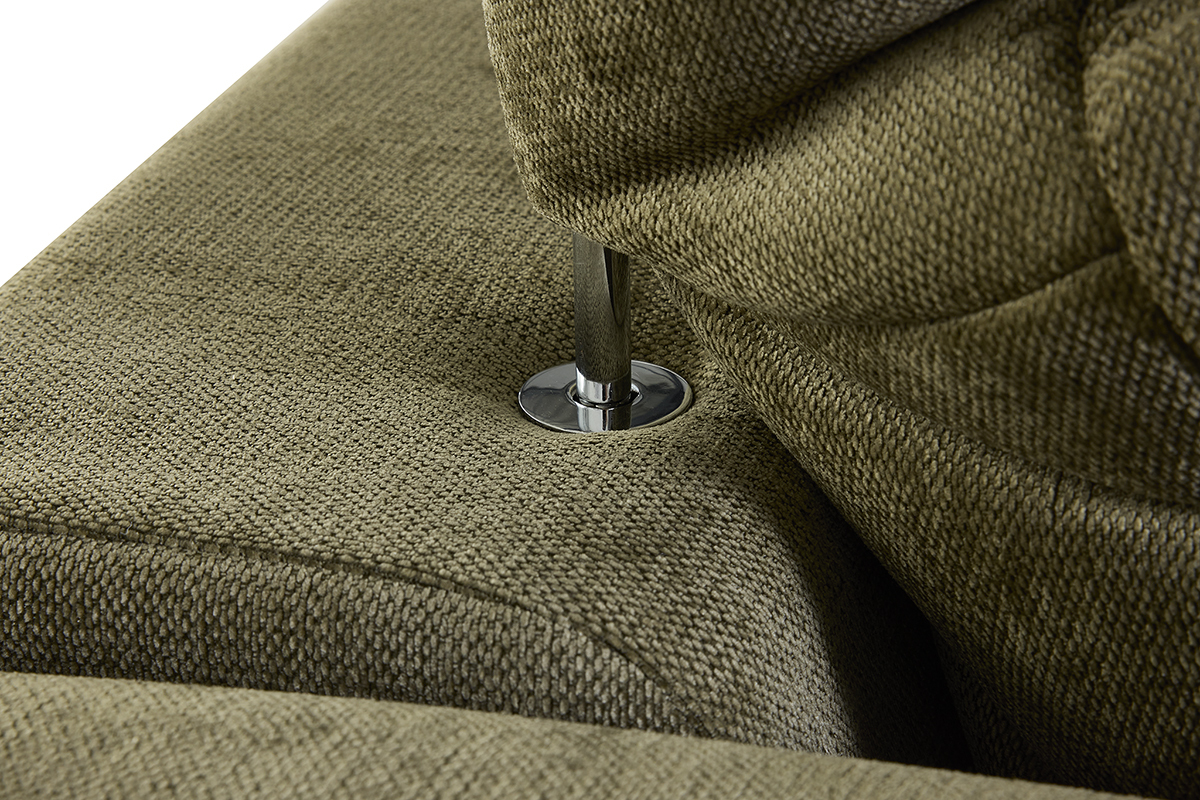 Detalle de un sof� verde caqui de tela con efecto terciopelo texturizado.