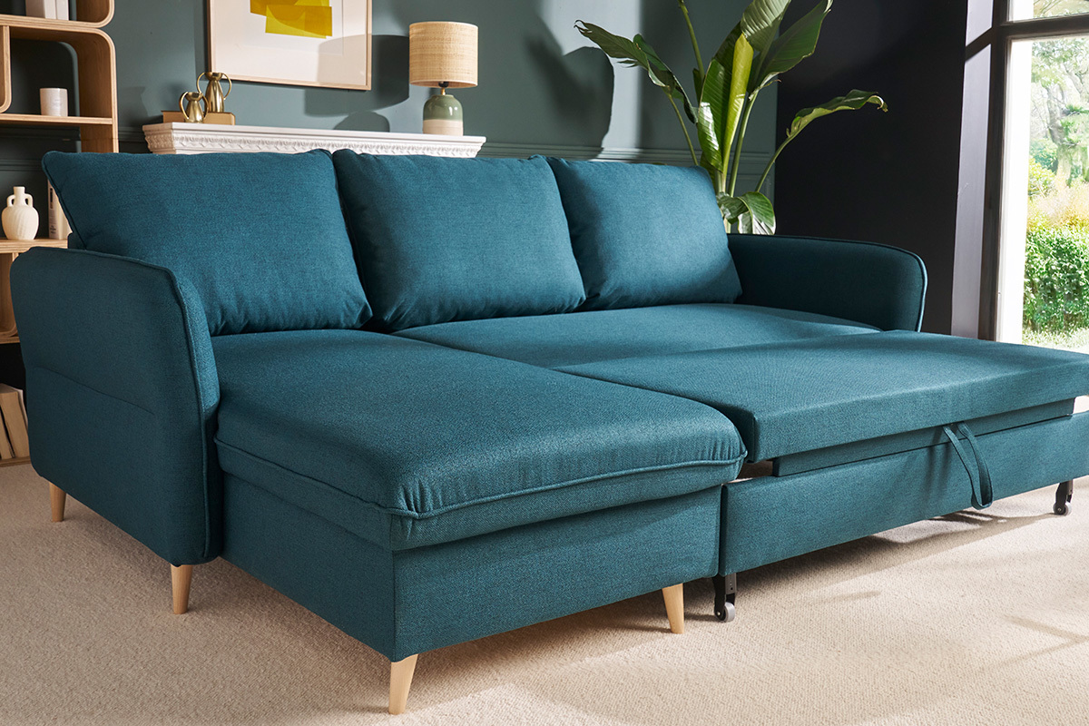 Sof cama con chaise longue 3-4 plazas con canap de tela azul marino y madera clara DRISS
