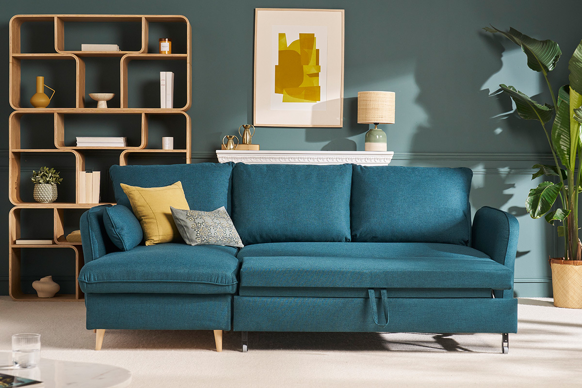 Sof cama con chaise longue 3-4 plazas con canap de tela azul marino y madera clara DRISS