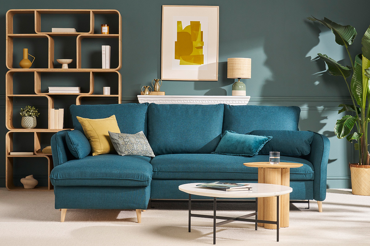 Sof cama con chaise longue 3-4 plazas con canap de tela azul marino y madera clara DRISS