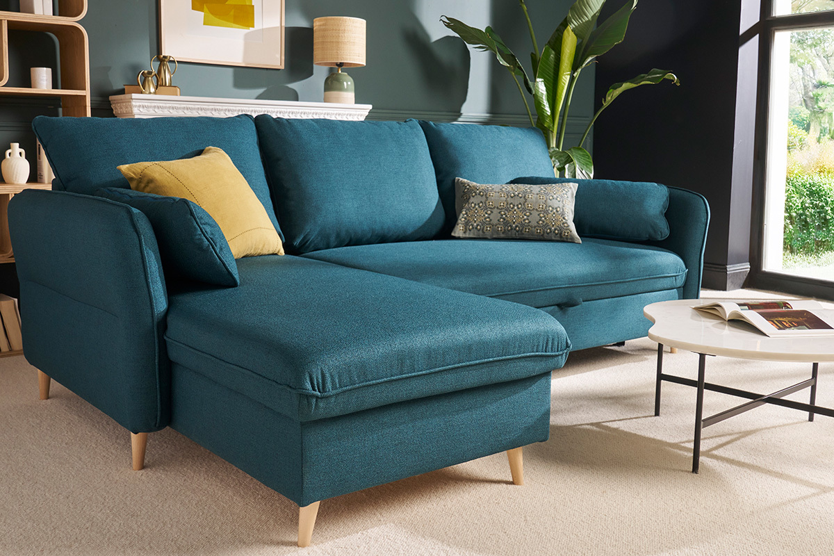 Sof cama con chaise longue 3-4 plazas con canap de tela azul marino y madera clara DRISS