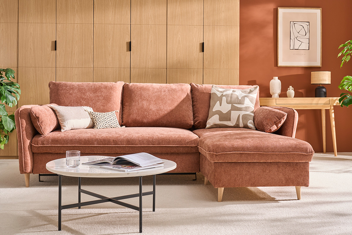 Sof cama con chaise longue 3-4 plazas con canap de tela color terracota y madera clara DRISS