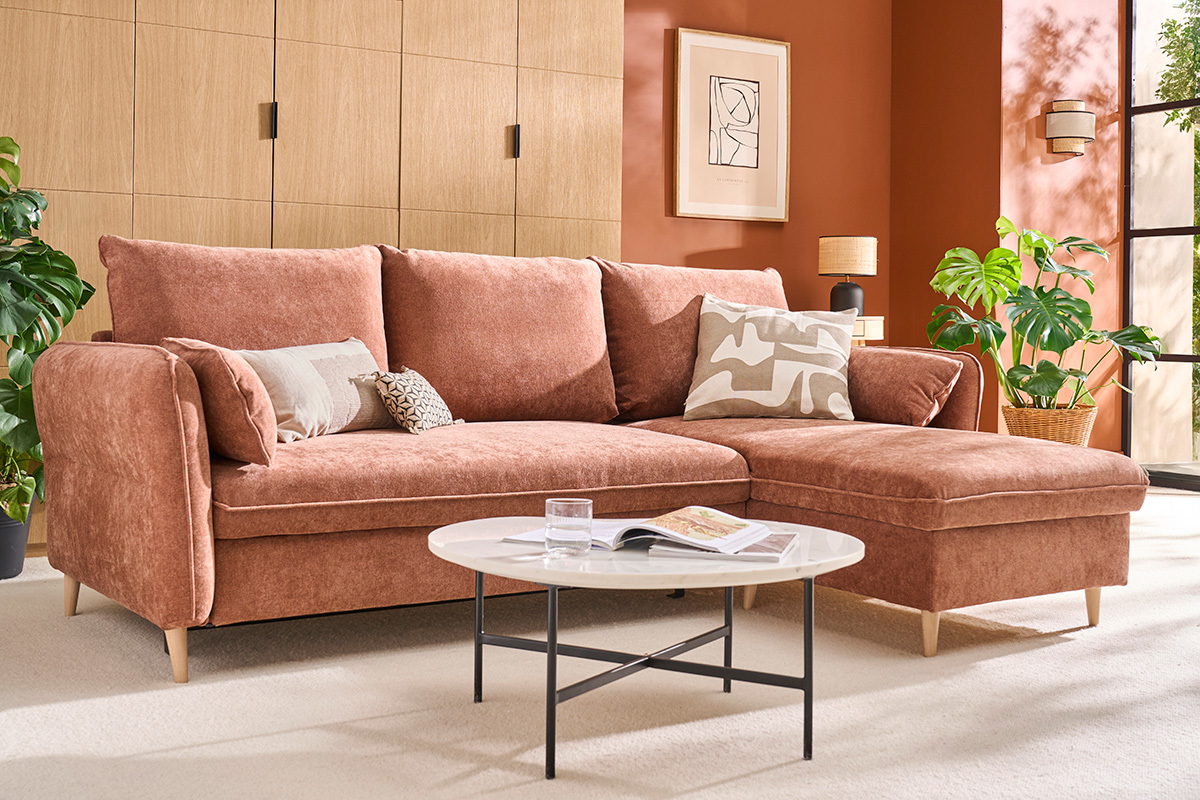 Sof cama con chaise longue 3-4 plazas con canap de tela color terracota y madera clara DRISS