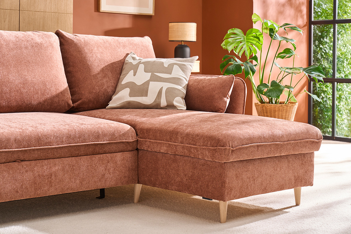 Sof cama con chaise longue 3-4 plazas con canap de tela color terracota y madera clara DRISS