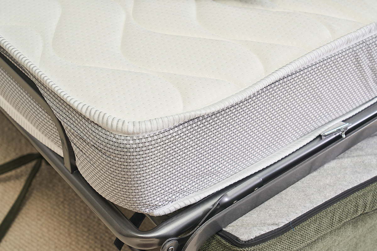 Detalle del colch�n del sof� convertible SKANDY, con costuras y estructura visibles.