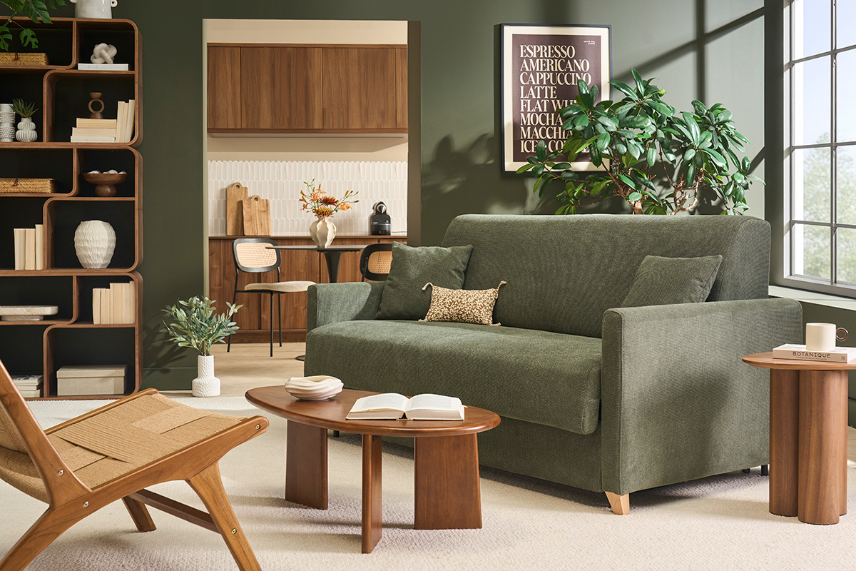 Sof� convertible de 3 plazas en tejido chenilla verde oscuro en un sal�n moderno con una mesa de centro de madera.