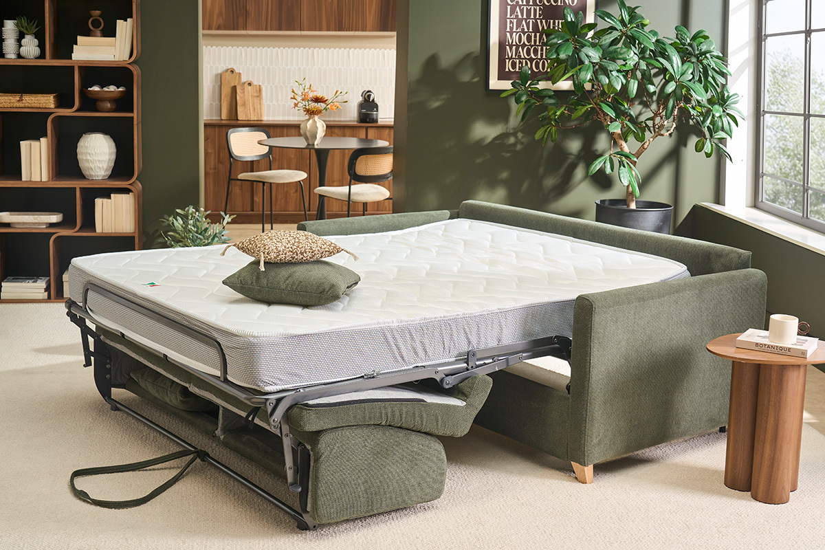 Sof� cama de 3 plazas SKANDY en posici�n desplegada con el colch�n visible, vista lateral.