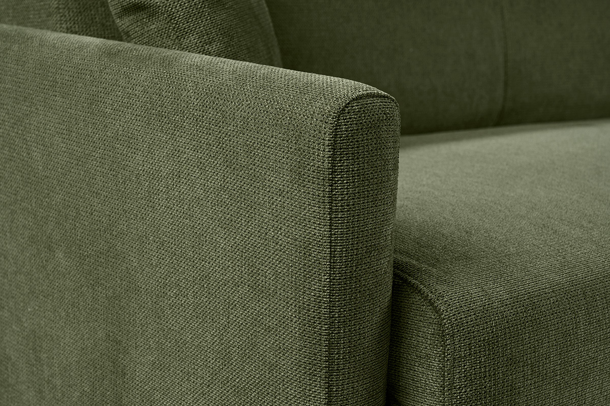 Detalle del sof� convertible SKANDY en tejido chenilla verde oscuro, vista cercana del reposabrazos.