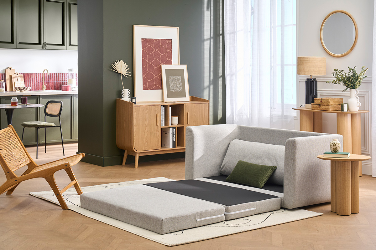 Sof� cama de 2 plazas en tela gris claro LEON desplegado en un sal�n moderno.