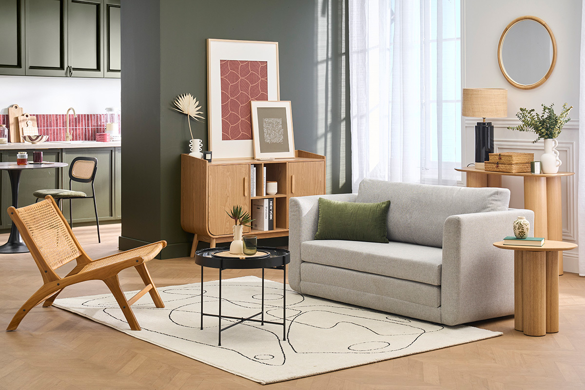 Sal�n con sof� convertible de 2 plazas en tela gris claro, mesa baja negra, y silla de madera.