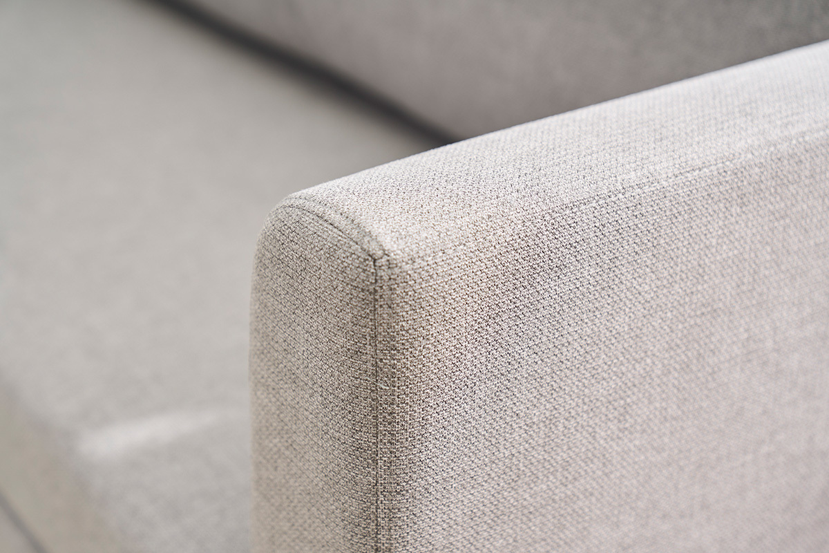 Brazo del sof� cama convertible de 2 plazas en tela gris claro LEON, vista ampliada.