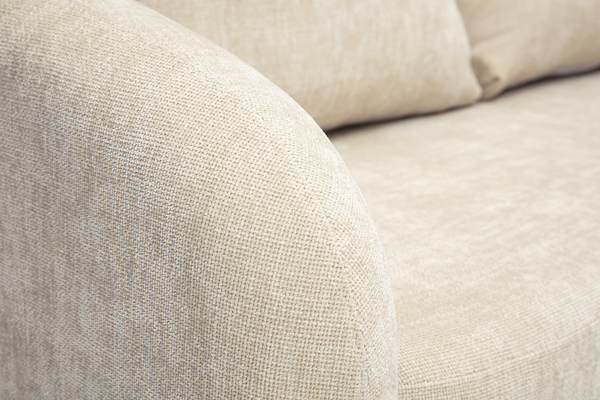 Sof beige de tela con efecto de terciopelo texturizado, vista cercana del reposabrazos.