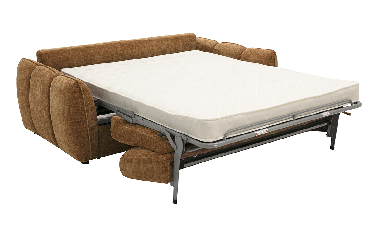 Sof� cama 3 plazas en tejido con efecto terciopelo texturizado color tierra quemada, vista con la cama desplegada.
