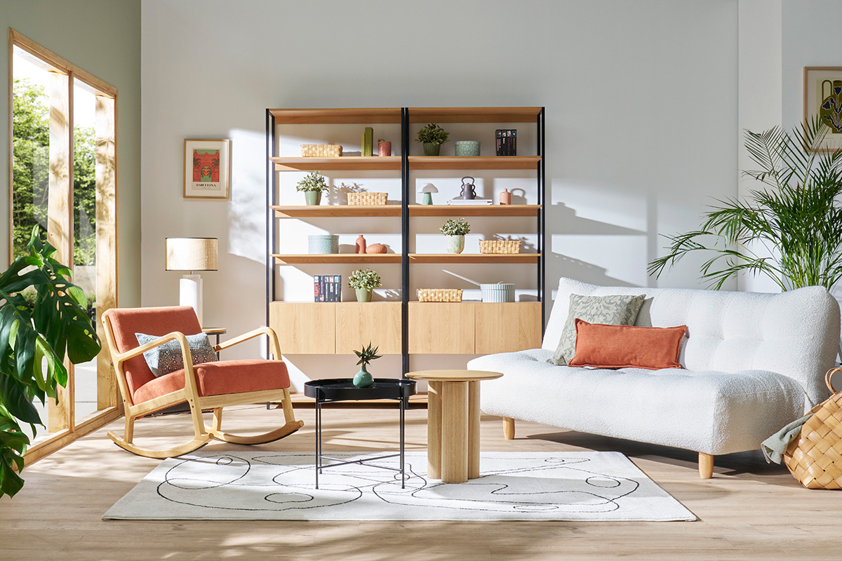 Sala de estar con sof� convertible YUMI, sill�n, mesas y estantes.