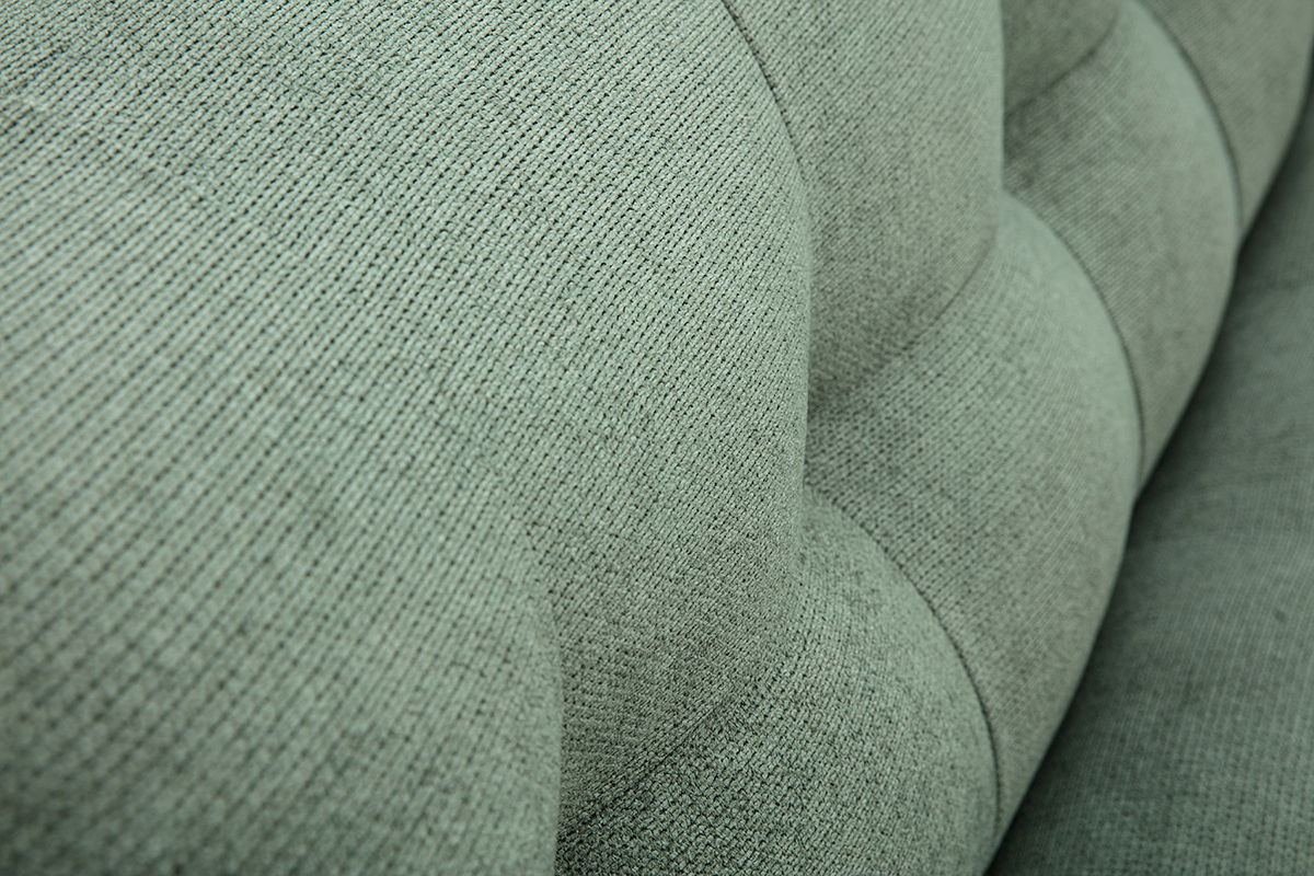 Primer plano de la tela de chenilla verde caqui del sof� YUMI.