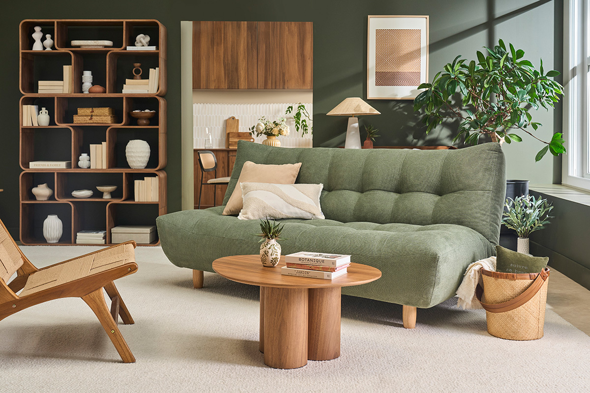 Sof� cama escandinavo de 3 plazas en tela de chenilla verde kaki y madera clara YUMI
