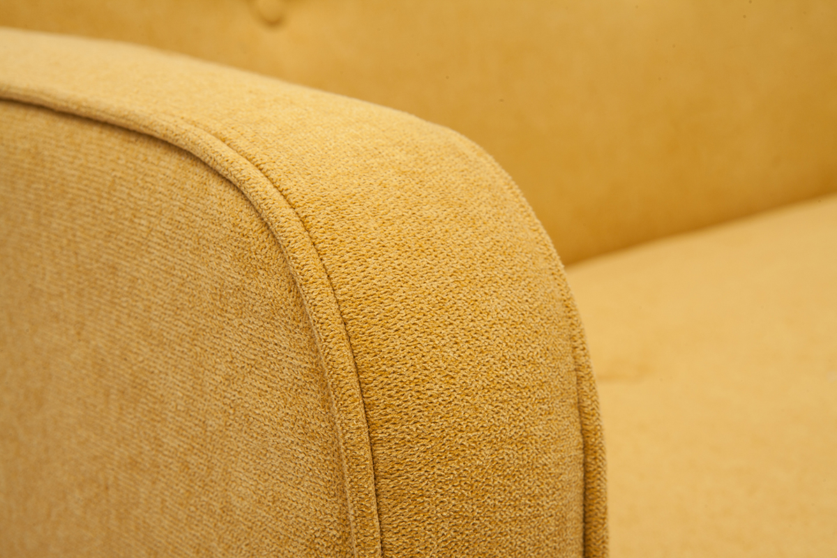 Sof cama nrdico 3 plazas de tela efecto aterciopelado amarillo mostaza y madera clara ULLA