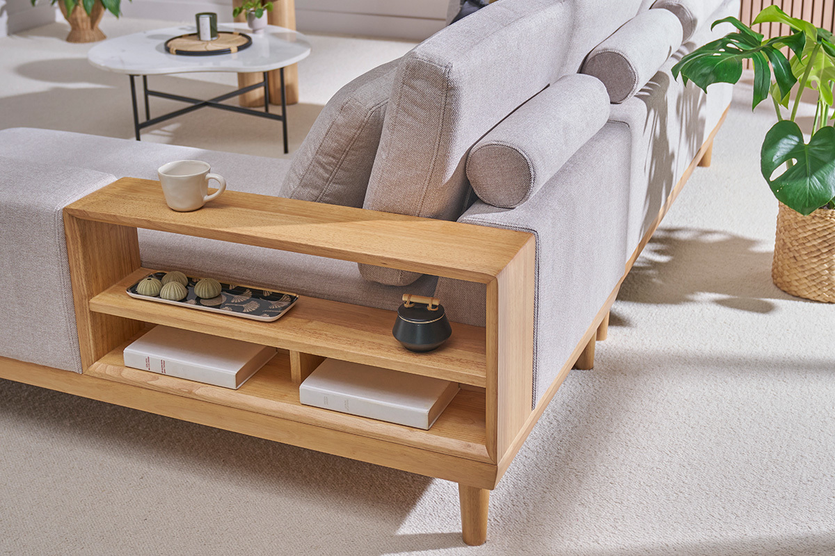 Sof chaise longue a la derecha 5plazas con almacenaje de tela texturizada beige efecto aterciopelado y madera clara KOMAO