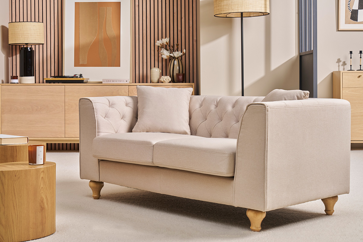 Sof beige de 2 plazas MONTAIGNE con reposabrazos y respaldo capiton, vista frontal.