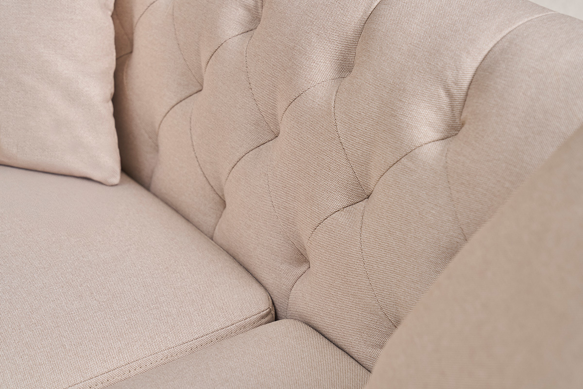 Primer plano del respaldo capiton del sof de 2 plazas en tela beige MONTAIGNE.
