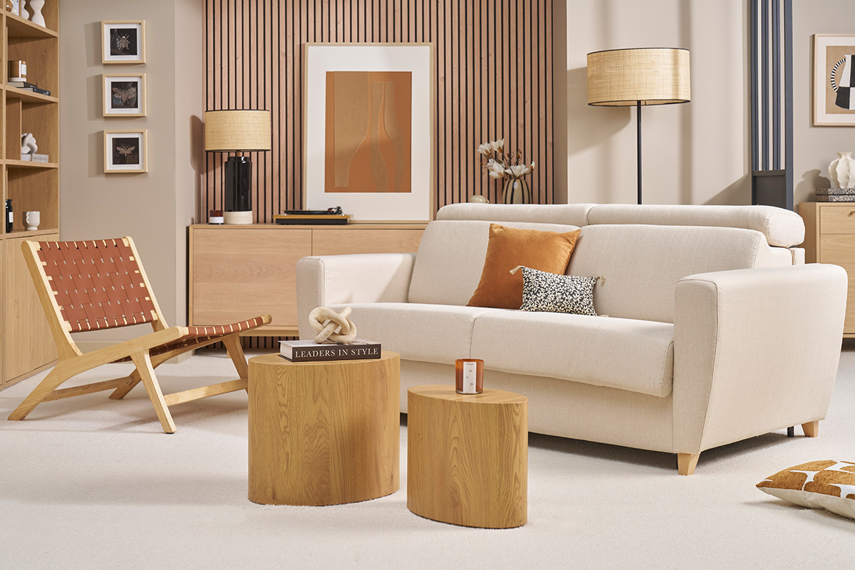 Sof convertible de 3 plazas en tela beige y madera clara en un saln moderno.