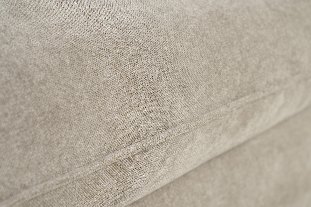 Primer plano de la tela efecto terciopelo topo del sof convertible ARMAND.