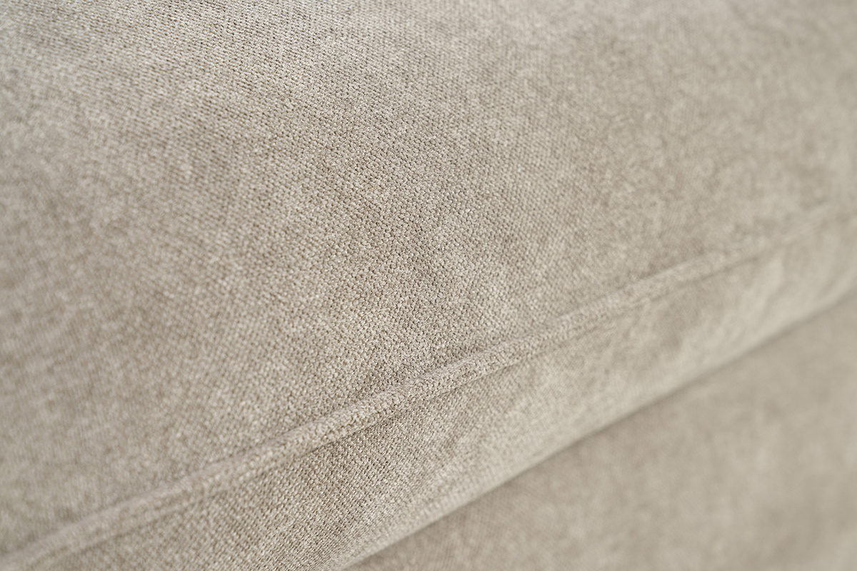 Primer plano de la tela efecto terciopelo topo del sof� ARMAND.