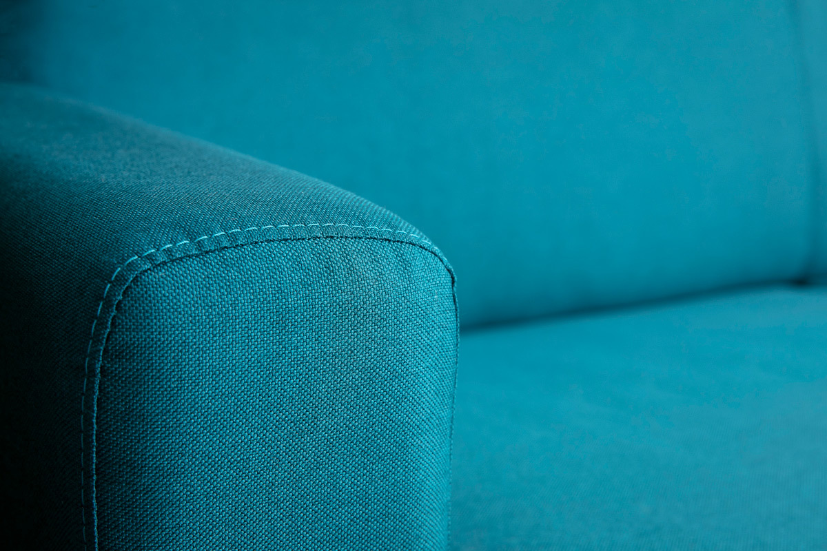 Sof convertible nrdico azul petrleo y madera GRAHAM