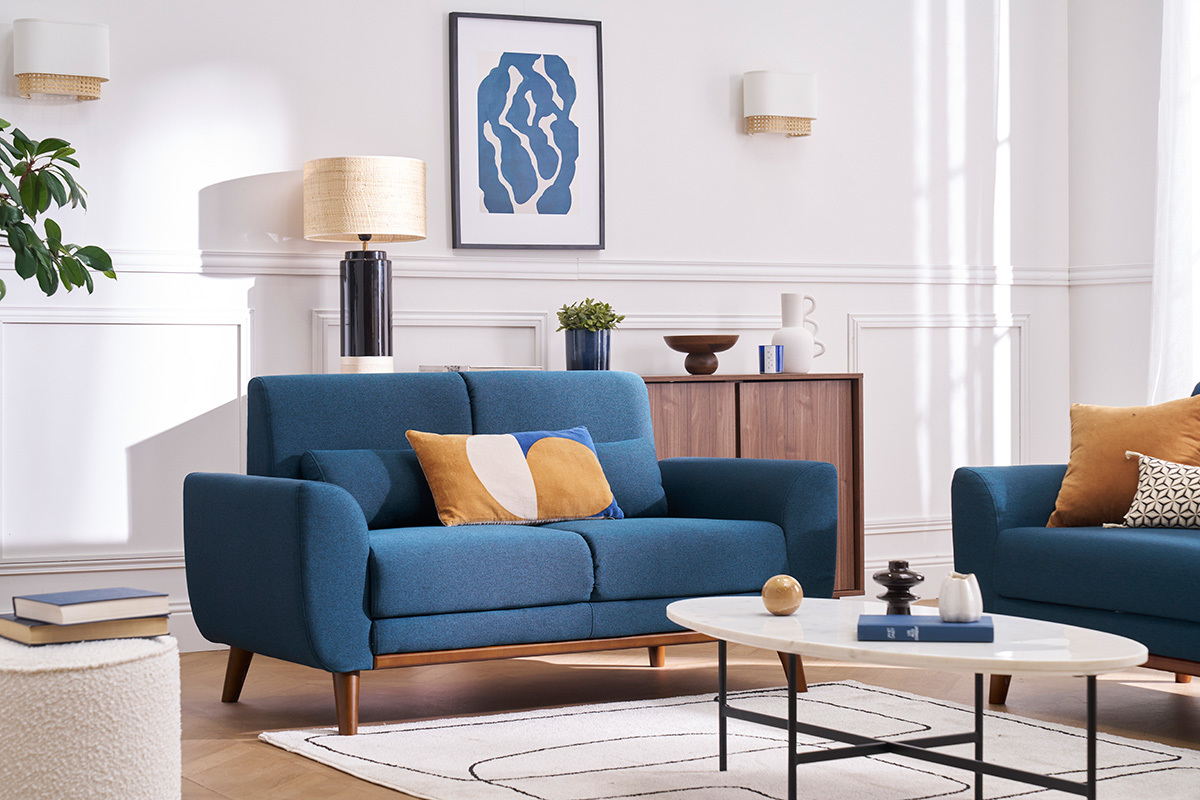 Sof� de 2 plazas EKTOR en tejido azul con cojines, en una sala de estar vintage