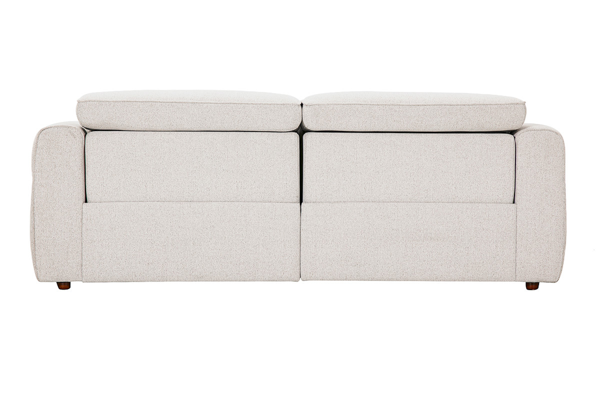 Sof� de 3 plazas beige de tela con efecto terciopelo, vista trasera, con reposabrazos cuadrados y patas de madera oscura.