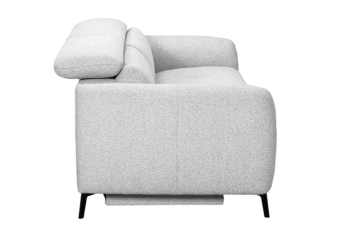Sof� de 3 plazas gris claro con reposacabezas ajustables y reposapi�s el�ctrico, vista de perfil.