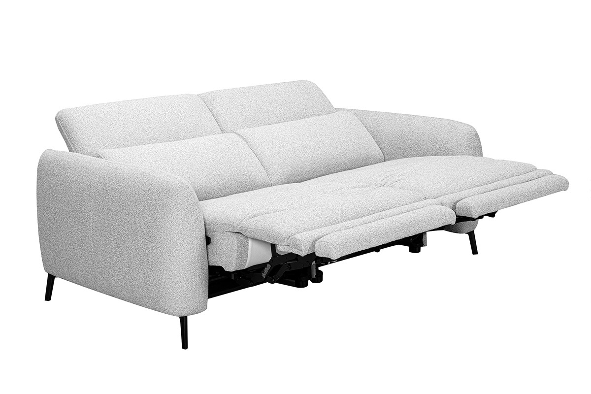 Sof� de 3 plazas gris claro con reposacabezas ajustables y reposapi�s el�ctrico, vista de 3/4.