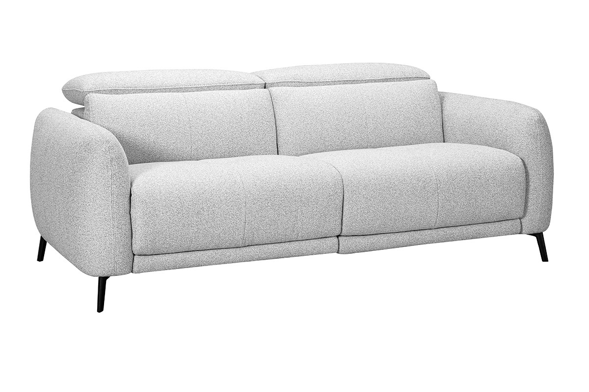 Sof� de 3 plazas gris claro con reposacabezas ajustables y reposapi�s el�ctrico, vista de 3/4.