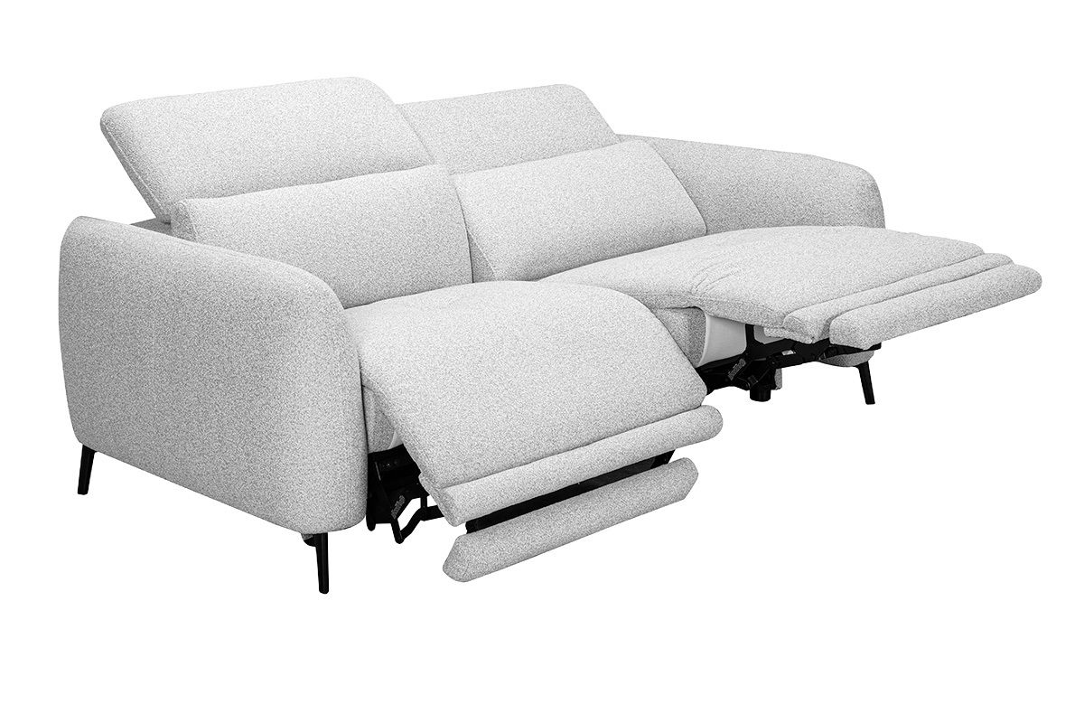 Sof� de 3 plazas gris claro con reposacabezas ajustables y reposapi�s el�ctrico, vista de 3/4.
