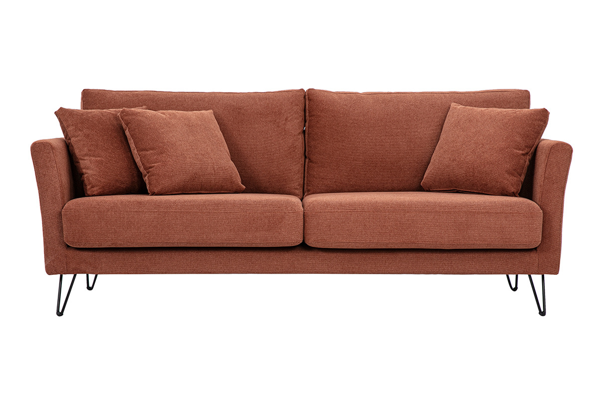Sof� de 3 plazas en tejido chenilla color tierra quemada con cojines, vista frontal.