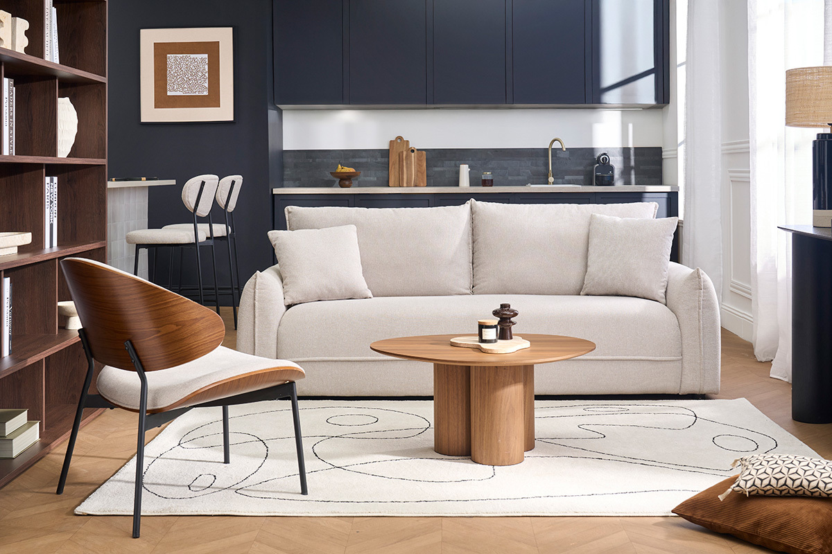 Sof� de 3 plazas en tela beige PIO, vista frontal, en un sal�n moderno.
