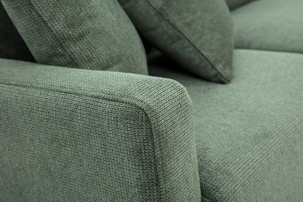 Detalle de la tela de chenilla verde caqui del sof� de 3 plazas MUNIK, vista cercana del reposabrazos y del coj�n.