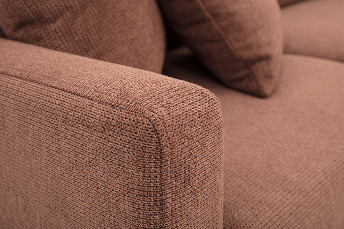Primer plano del brazo del sof� de chenilla en color tierra quemada MUNIK.